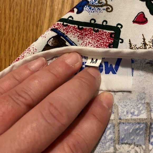 Mobb Women's Blue White Classic Christmas Winter Theme Scrub Top (Size Medium) - Picture 9 of 9